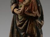 statue d'une femme tenant un enfant dans ses bras