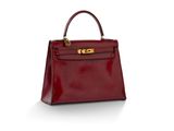 un sac à main en cuir rouge sur fond blanc