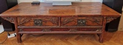 CHINE XIXe Table basse en bois sculpté ouvrant par deux tiro…