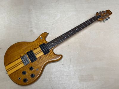 une guitare électrique posée sur une table en bois