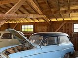 deux vieilles voitures garées dans un garage