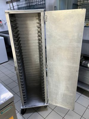 une photo d'une cuisine professionnelle avec une armoire métallique