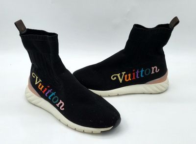 les chaussures sont noires et ornées de lettres multicolores