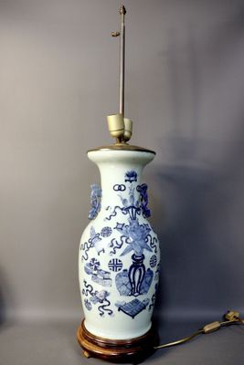 CHINE - Vers 1900. Vase balustre en porcelaine à décor en bl…