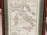 carte de l'Italie encadrée dans un cadre en bois, posée sur un chevalet