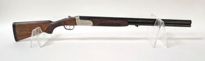 un fusil de chasse avec un canon en bois et un support en acrylique transparent