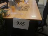 un bureau sur lequel se trouvent un écran d'ordinateur et une plante