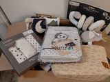une pile d'articles pour bébé posée sur une table