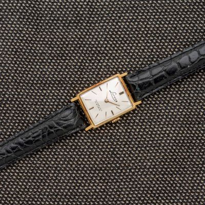 gros plan d'une montre-bracelet sur une surface noire