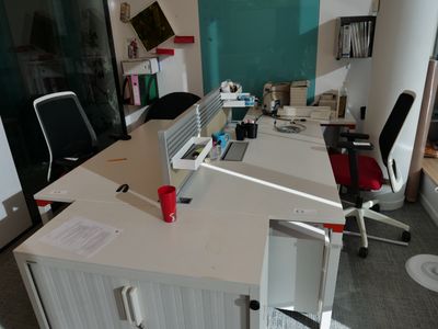 un bureau avec un ordinateur et une chaise dans une pièce