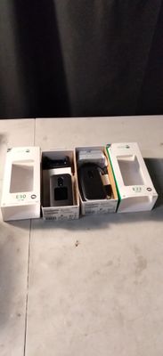 trois téléphones portables posés côte à côte sur une table