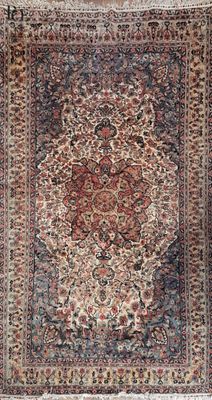 tapis persan antique à motif de médaillon sur fond beige