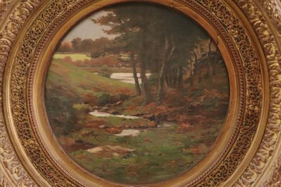 une image d'un tableau sur le mur d'une pièce