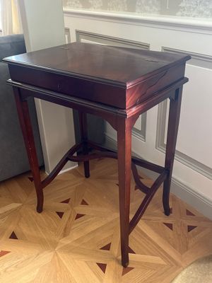 une petite table avec un plateau en bois sur un sol en bois dur