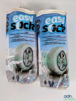 Deux paquets de laine « Easy Sock » sont posés sur une table