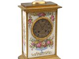 une horloge en or ornée d'un motif floral