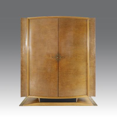 une image représentant une armoire en bois avec deux portes d'un côté et une porte de l'autre côté