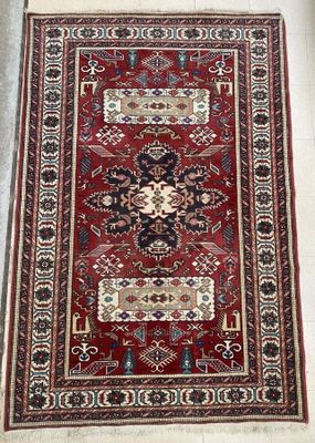 Tapis probablement DERBENT (chaine, trame et velours laine),…
