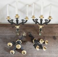 Ensemble de QUATRE APPLIQUES en bronze à double patine noire…