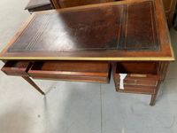 BUREAU plat reposant sur quatre pieds cannelés, ouvrant par … (photo 5)