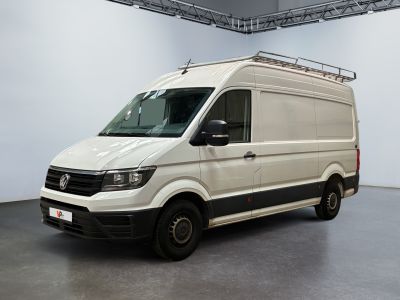 La camionnette blanche est garée dans la grande salle du bâtiment.