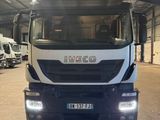 un gros camion garé dans un garage