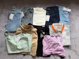 Plusieurs paires de vêtements pour hommes sont étalées par terre.