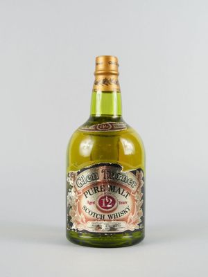 l'image d'une bouteille de whisky posée sur une table