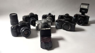6 appareils reflex argentiques MINOLTA + 2 objectifs + 2 fla…