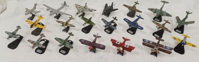 beaucoup de petits avions jouets posés sur une table