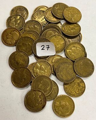 un tas de pièces de monnaie sur lequel est accrochée une étiquette indiquant le prix