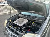 une voiture dont le capot est ouvert