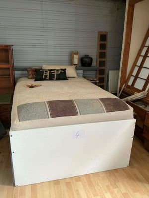 un lit qui se trouve dans une pièce avec un parquet