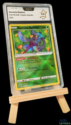 un gros plan d'une carte Pokémon posée sur un petit chevalet