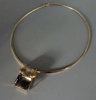 collier plaqué or avec un pendentif carré sur une chaîne plaquée or