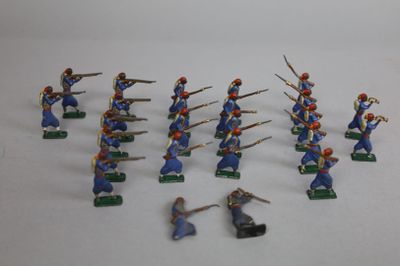 Les petits soldats portent des uniformes bleus et tiennent des lances