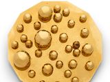 un biscuit doré recouvert de nombreuses bulles