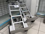 une échelle métallique qui se trouve dans un magasin