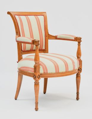 une image représentant une chaise en bois dont l'assise est recouverte d'un tissu rayé
