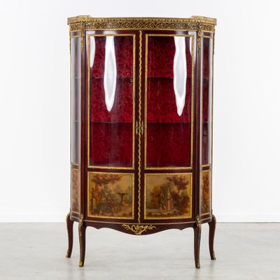 une image représentant un meuble orné d'un motif rouge et or