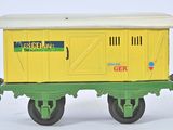 un wagon jaune au toit blanc et aux roues vertes