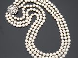 un collier de perles de culture et de diamants