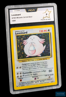 gros plan d'une carte pokemon sur fond noir