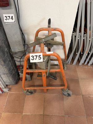 une chaise posée par terre, avec une étiquette de prix
