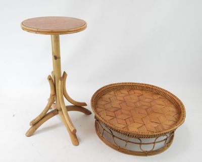 une petite table sur laquelle est posé un panier, à côté d'un petit tabouret