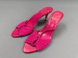 une paire de chaussures roses posées sur une surface grise