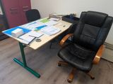 un bureau avec une chaise et un plateau sur lequel sont posés des papiers