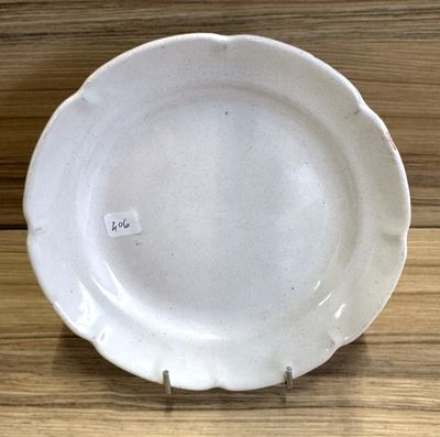 APREY 18ième siècle Assiette blanche en faïence diam 22 cm