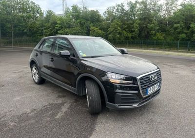 Le SUV Audi noir est garé sur un parking