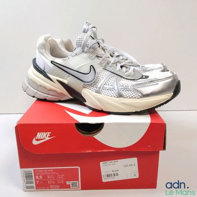 une boîte sur laquelle est posée une paire de chaussures